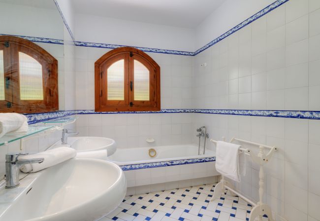Villa in La Herradura - Lovely 6 bedroom traditional Spanish House with stunning views and private heated pool Villa in La Herradura - Lovely 6 bedroom traditional Spanish House with stunning views and private heated pool