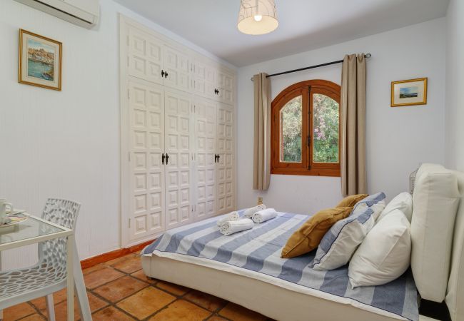 Villa in La Herradura - Lovely 6 bedroom traditional Spanish House with stunning views and private heated pool Villa in La Herradura - Lovely 6 bedroom traditional Spanish House with stunning views and private heated pool