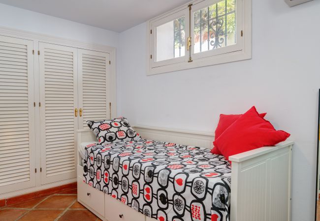 Villa in La Herradura - Lovely 6 bedroom traditional Spanish House with stunning views and private heated pool Villa in La Herradura - Lovely 6 bedroom traditional Spanish House with stunning views and private heated pool