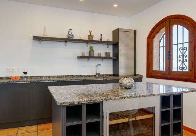 Villa in La Herradura - Lovely 6 bedroom traditional Spanish House with stunning views and private heated pool Villa in La Herradura - Lovely 6 bedroom traditional Spanish House with stunning views and private heated pool