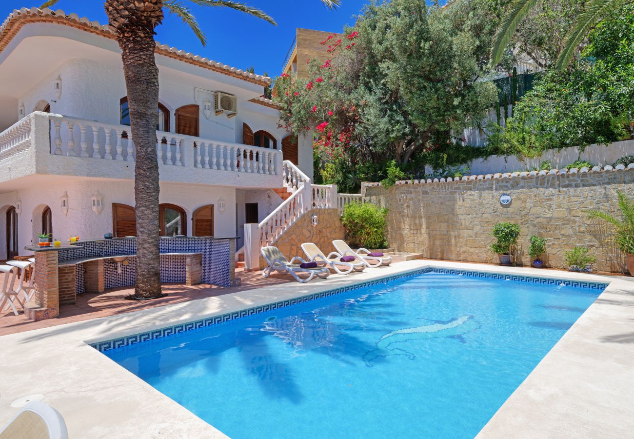 Villa in La Herradura - Lovely 6 bedroom traditional Spanish House with stunning views and private solar heated pool