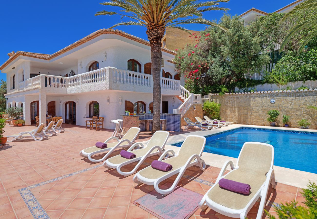 Villa in La Herradura - Lovely 6 bedroom traditional Spanish House with stunning views and private solar heated pool