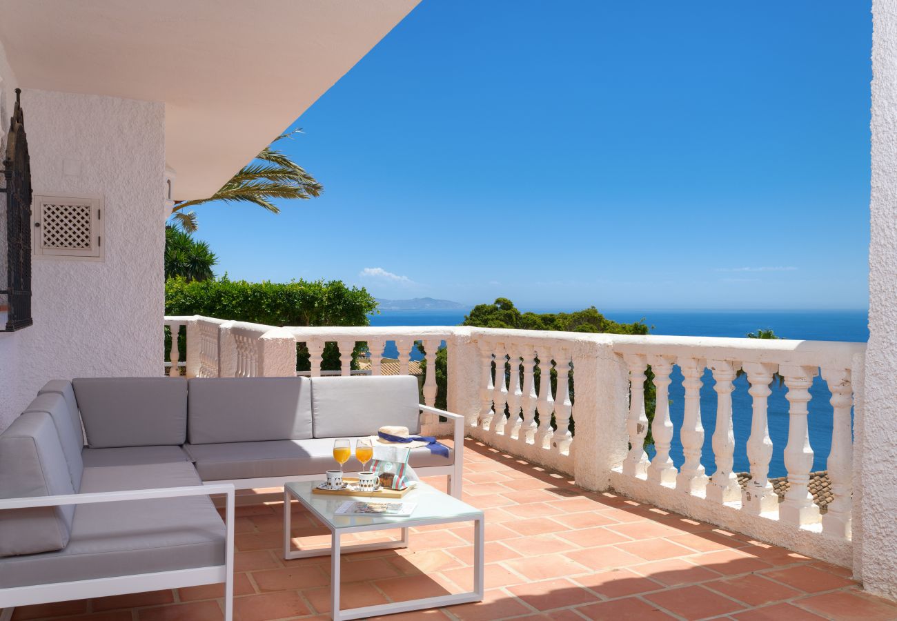 Villa in La Herradura - Lovely 6 bedroom traditional Spanish House with stunning views and private heated pool