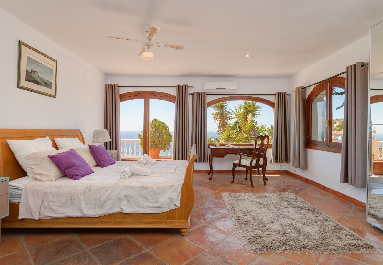 Villa in La Herradura - Lovely 6 bedroom traditional Spanish House with stunning views and private heated pool