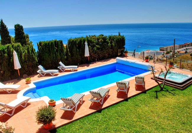 Villa/Dettached house in Almuñecar - Luxury 7 bedroom, 5 bathroom villa with stunning view and private pool and gardens
