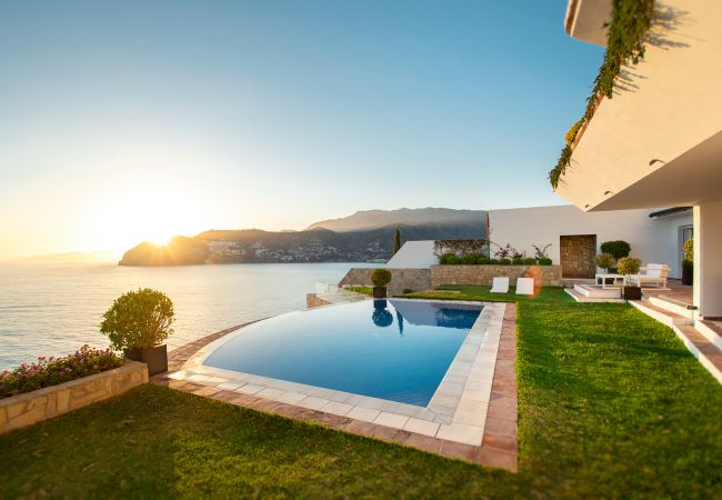 Villa/Dettached house in La Herradura - Amazing luxury 7 bed villa on cliff over sea with private pool, sauna and jacuzzi