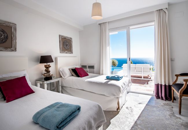 Villa in La Herradura - Amazing luxury 7 bed villa on cliff over sea with private pool, sauna and jacuzzi Villa in La Herradura - Amazing luxury 7 bed villa on cliff over sea with private pool, sauna and jacuzzi