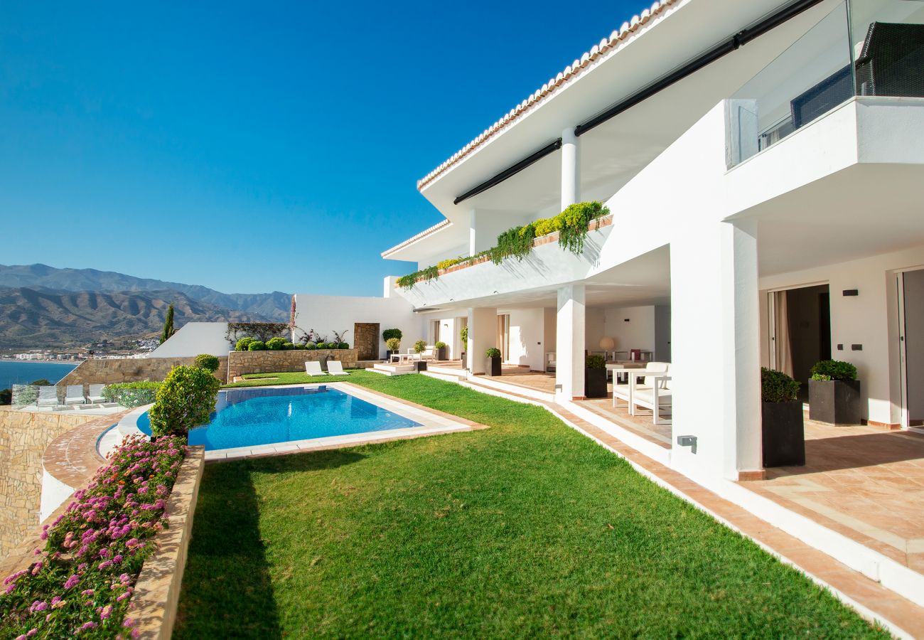 Villa in La Herradura - Amazing luxury 7 bed villa on cliff over sea with private pool, sauna and jacuzzi