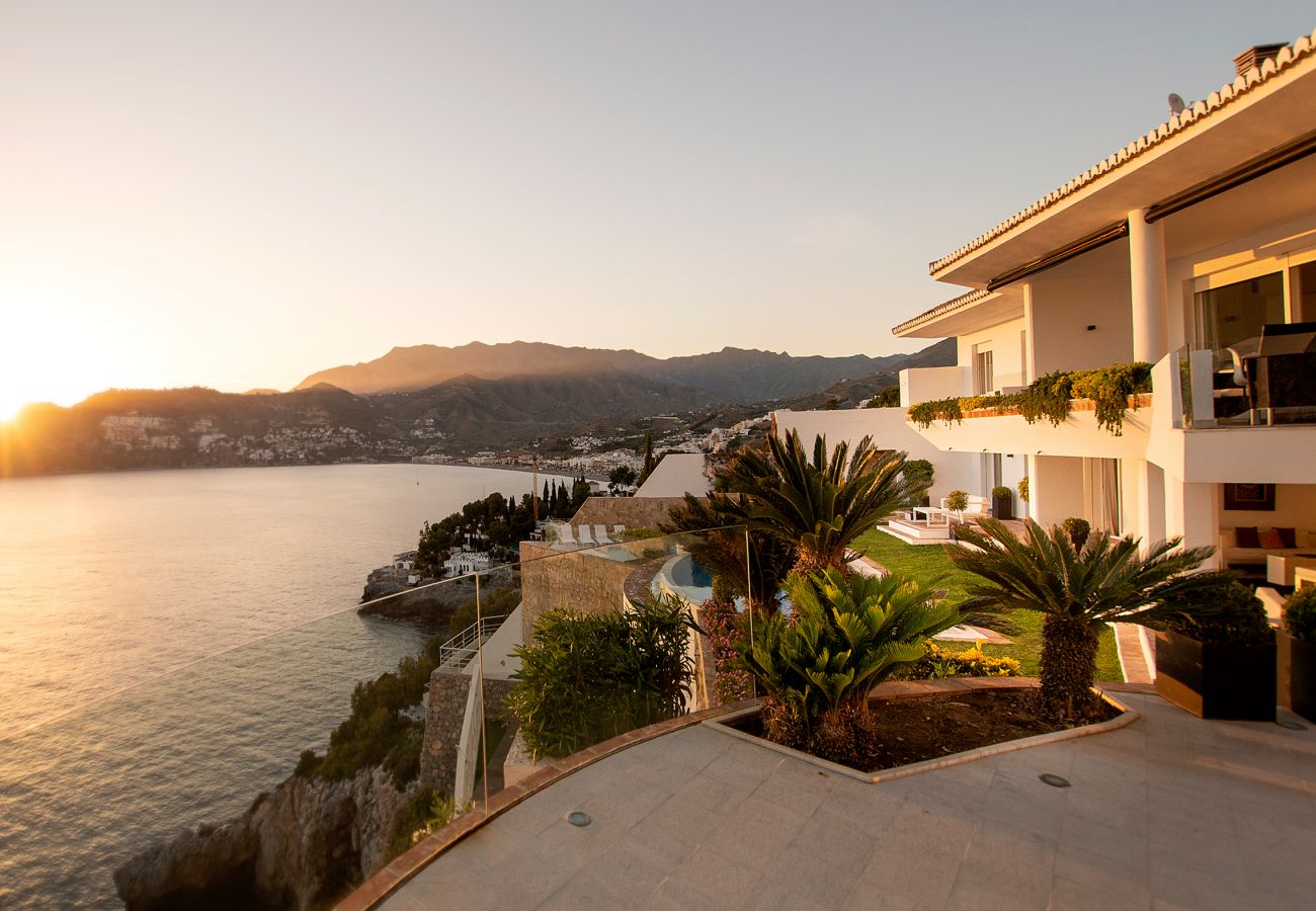 Villa in La Herradura - Amazing luxury 7 bed villa on cliff over sea with private pool, sauna and jacuzzi