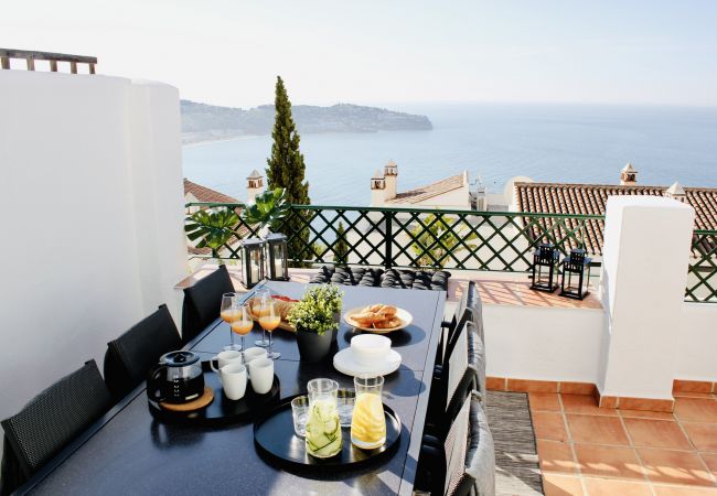 House in La Herradura - Lovely 4 bedroom town house with communal pool and views