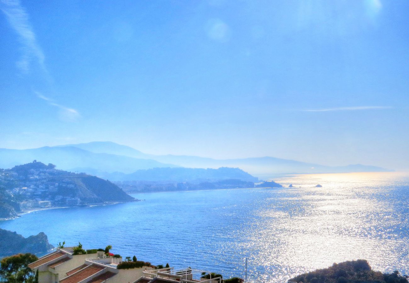 House in La Herradura - Lovely 4 bedroom town house with communal pool and views