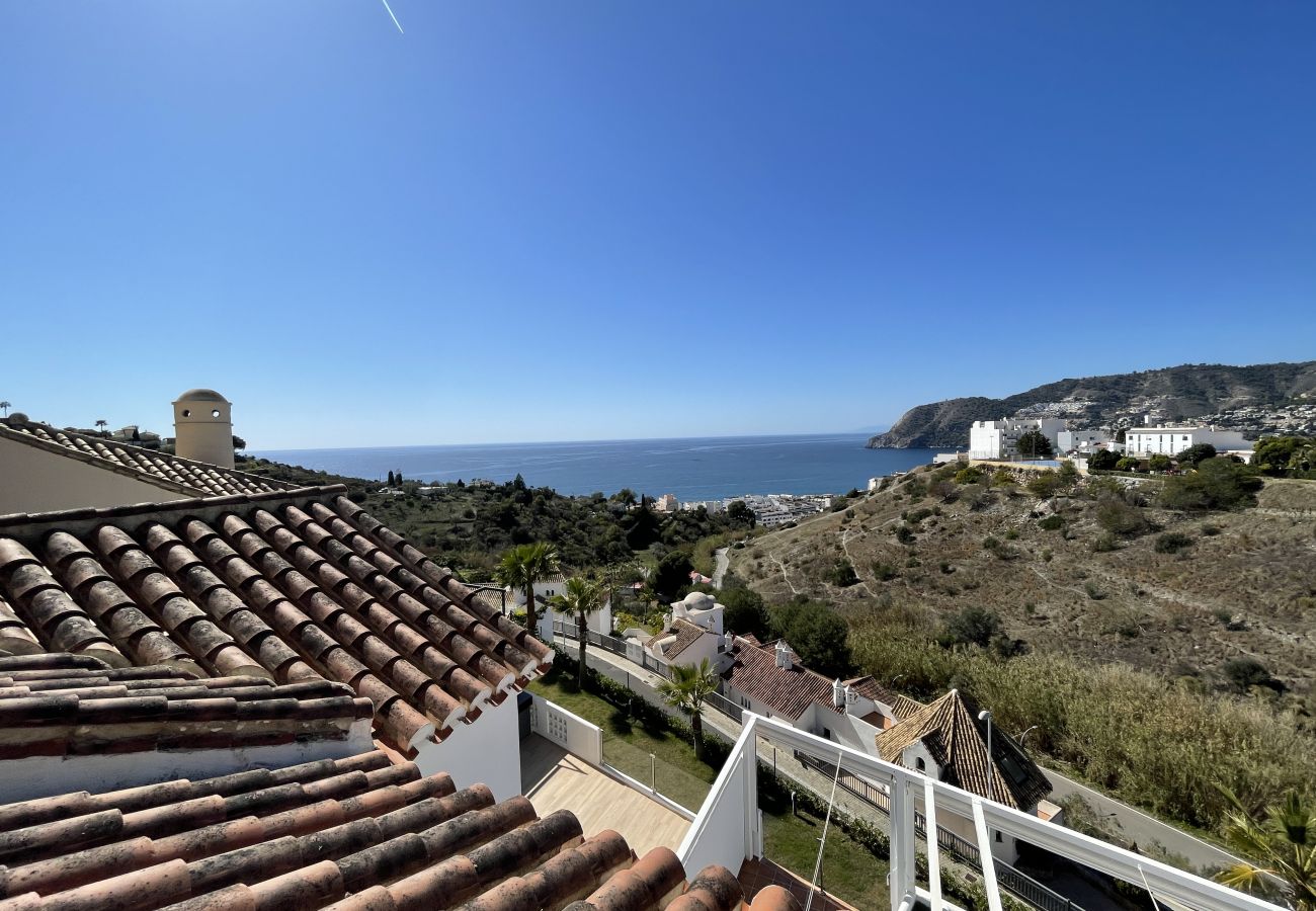 House in La Herradura - Stunning 3 bedroom house with communal pool and views